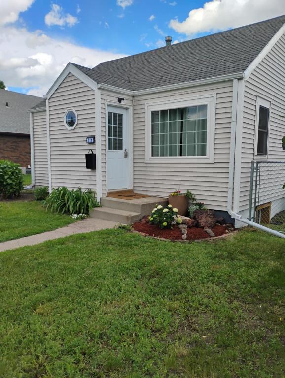 5 blocks from the hospital! - B&B Bismarck