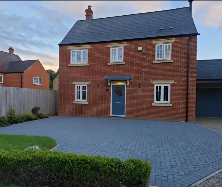 Modern detached home near Silverstone - B&B Radstone