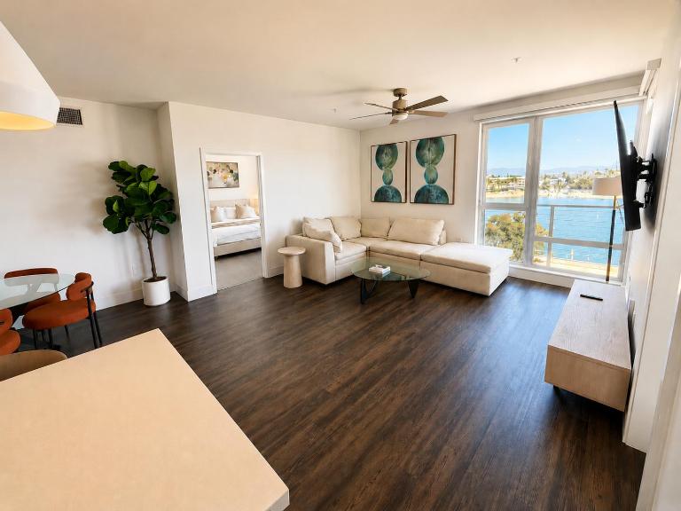 Panoramic Marina Retreat - Ocean Views - Designer 2BR - B&B Los Ángeles