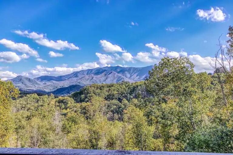 Mt LeConte Views 3 Kings Sleeps 12 Hot Tub - B&B Gatlinburg