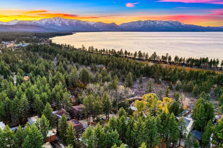 Walk to Gondola & Lake 4BD Townhome TW404 - B&B South Lake Tahoe
