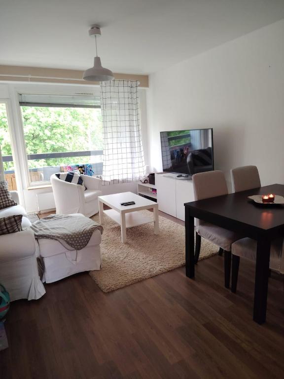 Authentic Finnish Home, Near Train Station and Free Parking - Chambres d'hôtes Riihimäki