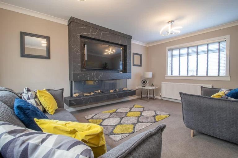 Catriona House - 3 Bedroom house in Motherwell - B&B Holytown
