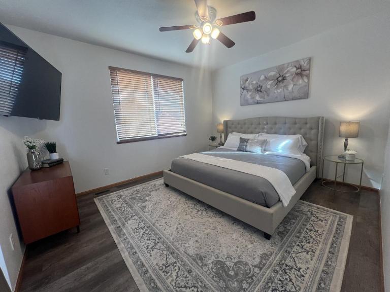 Spacious 6-Bedroom Near USAFA *Pet Friendly* - B&B Colorado Springs