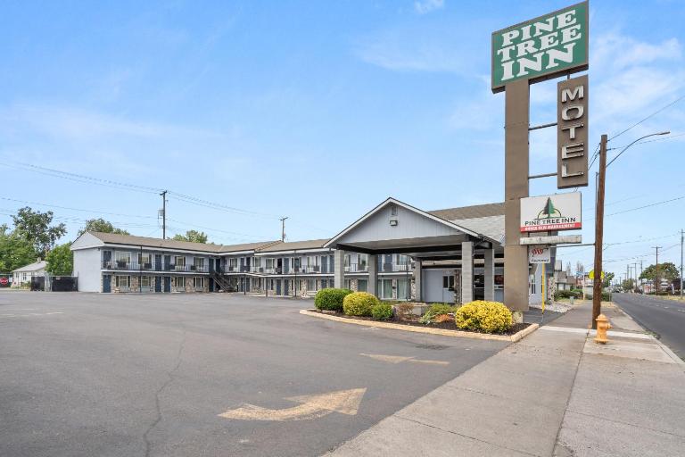 Pine Tree inn - B&B Medford