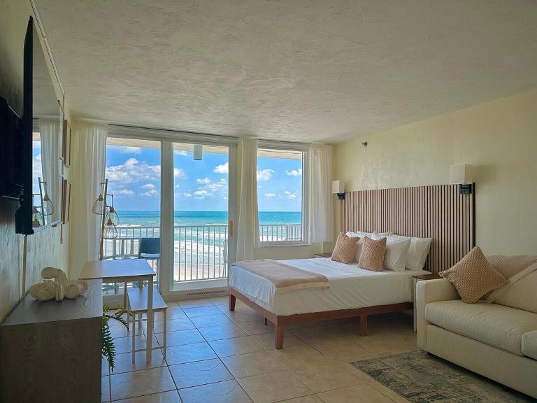 Oceanfront Studio, Beach & City Views, Jacuzzi - B&B Daytona Beach
