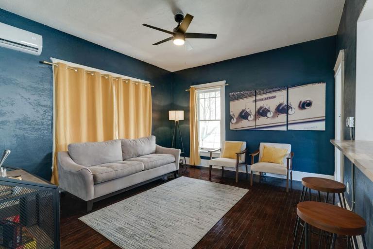 Historic Music City Loft Sleeps 8, Near Broadway - B&B Nashville