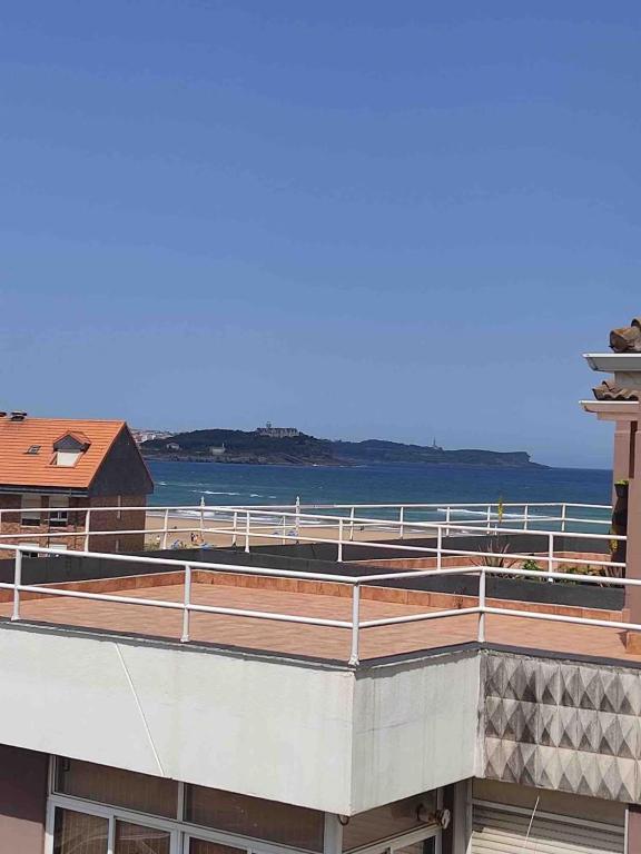 APARTAMENTO A 10m DE LA PLAYA DE SOMO CON PARKING Y ASCENSOR - Chambres d'hôtes Somo