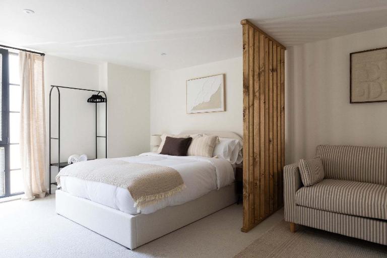 Stylish Central Chichester Flat Near Station - B&B Chichester