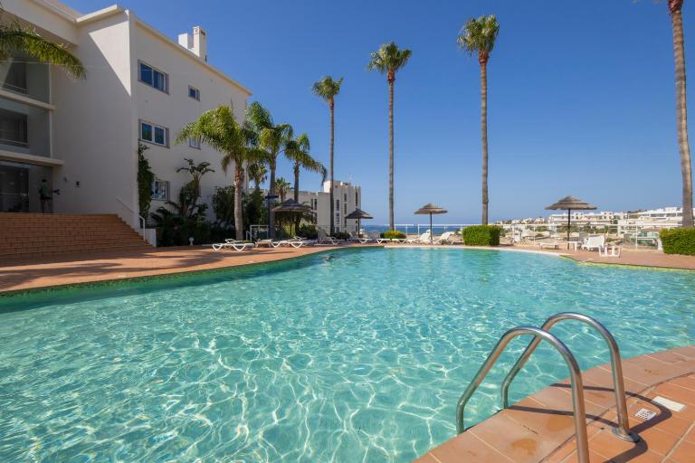 Sea-View 2BR with Pool near Porto de Mós Beach - Bed and Breakfast Lagos