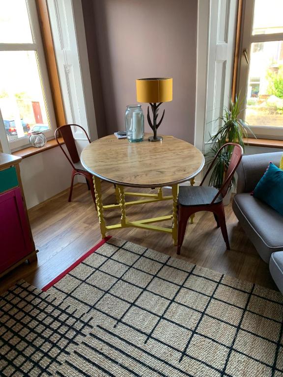Castle Apt - Lovely 3-bed flat - Sunny Garden - By the Beach - Chambres d'hôtes Portaferry