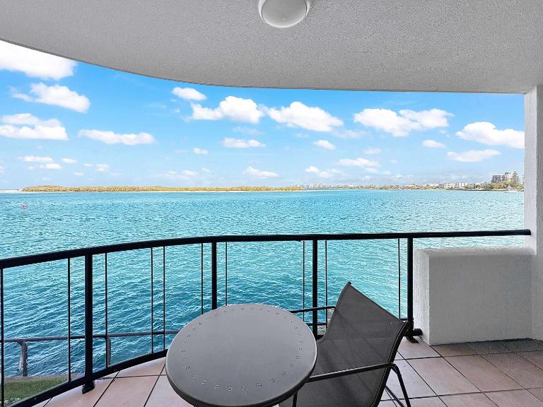 Absolute Waterfront King Studio with Pool and Beach Views in Caloundra - B&B Caloundra
