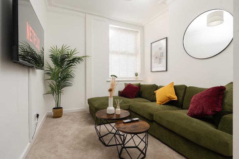 Spacious 6BR House Sleeps 11 Free Parking - Chambres d'hôtes Manchester