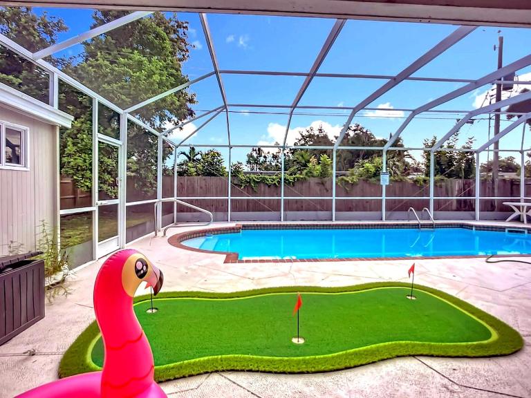 Family Fun House Pool and Mini-Golf Sleep 12 - Bed and Breakfast Bradenton