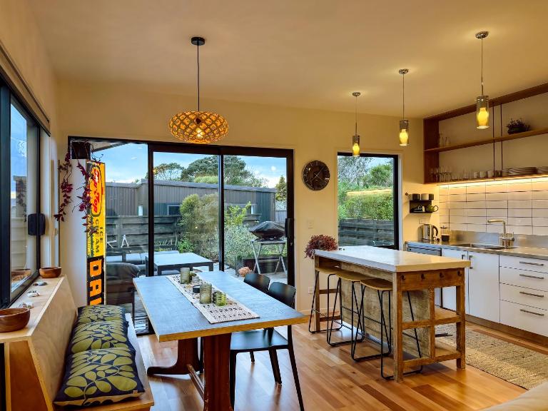 Kowhai Cabin - Serene Scandi Escape in Hokitika - B&B Hokitika