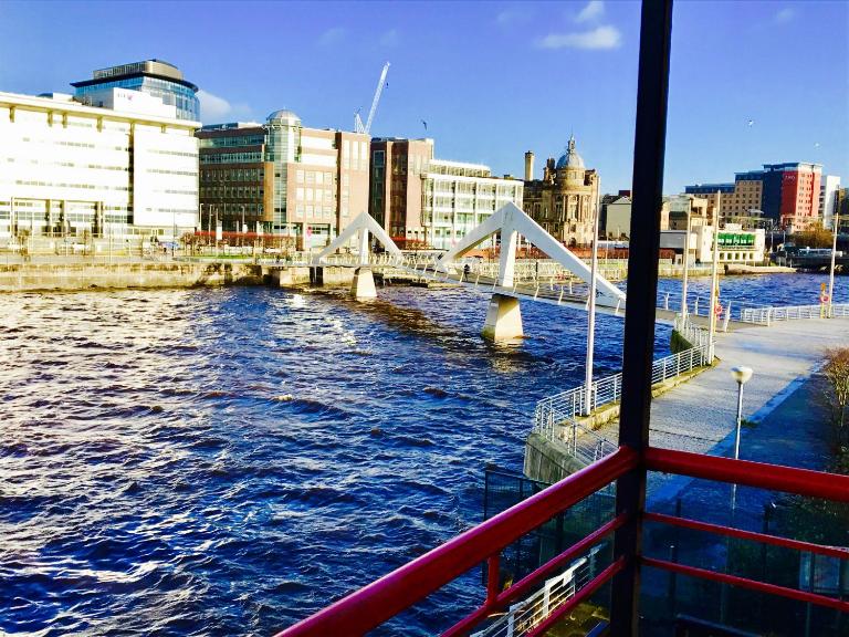 Glasgow City Centre Flat with River Views and Parking - B&B Glasgow