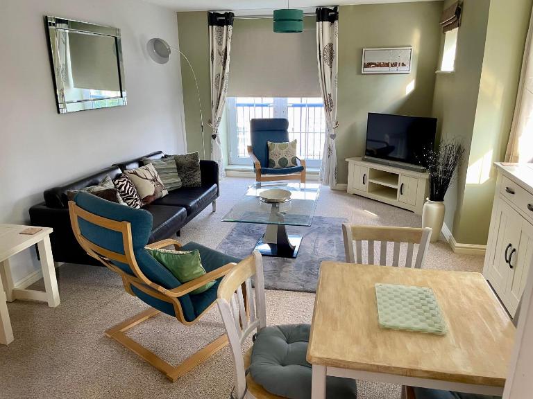 'Holland Heights' First floor apartment, 2 bedrooms sleeps 4, Allocated parking space, fast fibre broadband, Work station, - Chambres d'hôtes Loughborough