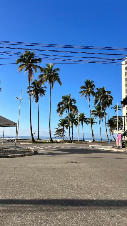 A passos do mar Localização privilegiada na Praia das Pitangueiras, ideal para fazer tudo a pé e aproveitar o serviço de praia - B&B Guarujá