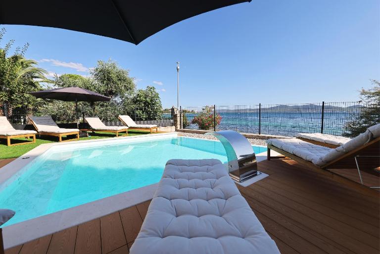 Beachfront Almare Retreat - Chambres d'hôtes Sukošan