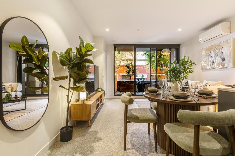 Collingwood Escape with Balcony & Secure Parking - B&B Melbourne