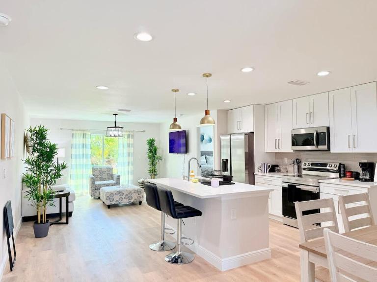 Sunshine Retreat NEW 3BR 2BA King Bed and Garage - B&B Port Charlotte