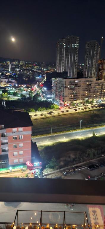 Stylish, modern skyline view central apartment - B&B Pristina