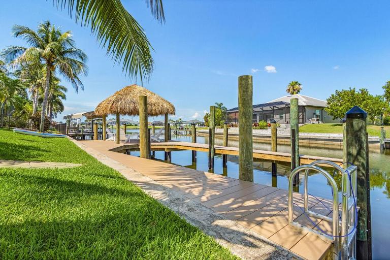 Gulf access, paddleboard, tiki hut, pool, fish, bikes - B&B Cape Coral