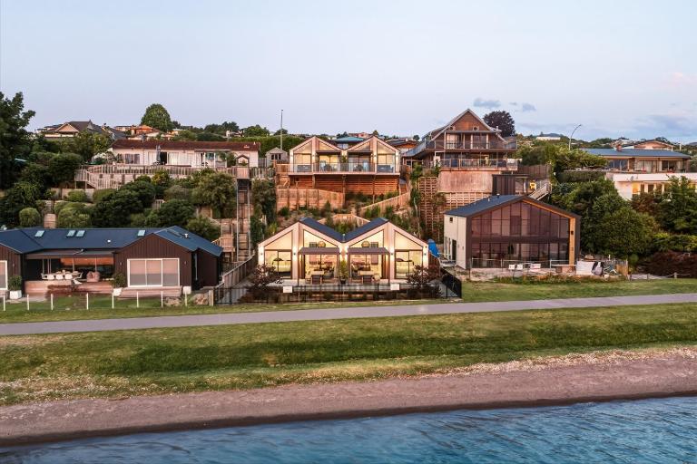 Roam Taupo Lake Front Unit 2 - Spa Pool - B&B Taupo