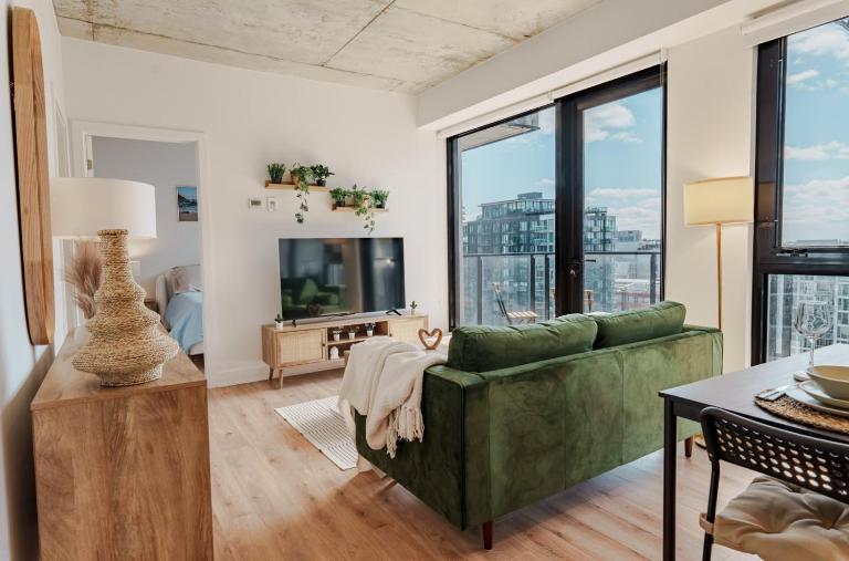 Bright & Cozy 1BR in Trendy Griffintown - Ferienwohnung Montreal
