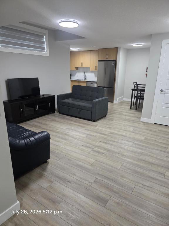 Modern 2BR Suite King Bed Private Entrance Brand New - Bed and Breakfast Calgary