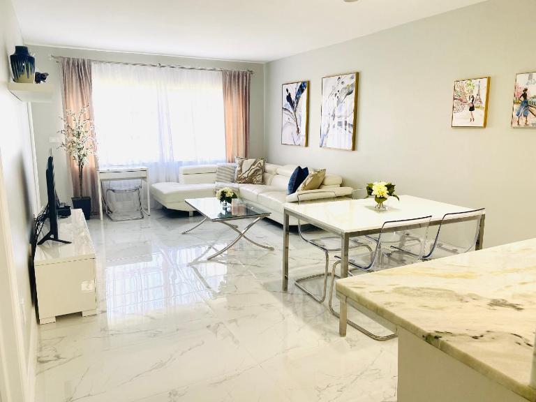 Stylish 1BR 2BA Condo 1Block to Aventura Mall - Chambres d'hôtes Aventura