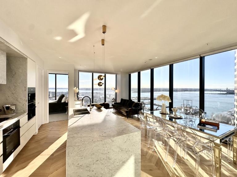 High-Rise Luxury Stay with Harbour Views at 51 Albert Street - B&B Auckland