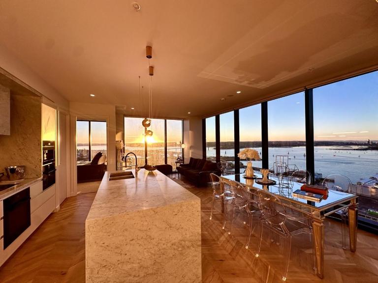High-Rise Luxury Stay with Harbour Views at 51 Albert Street - B&B Auckland