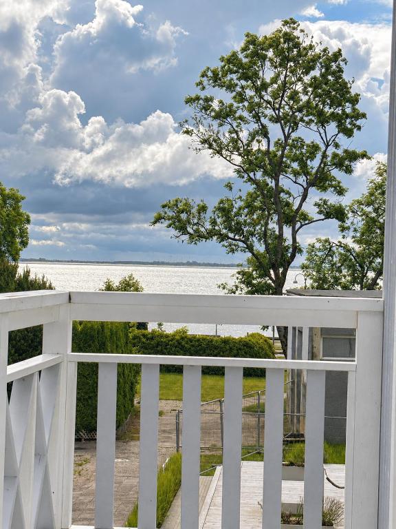 Marių vilos apartamentai Balcony with a Lagoon View - B&B Juodkrantė