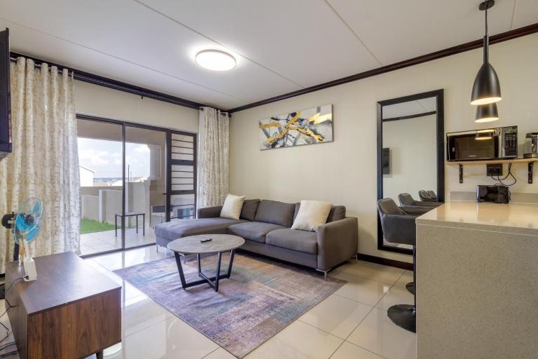 #AlimamaSpaces Blue Lake Serenity with full water backup - Bed and Breakfast Midrand