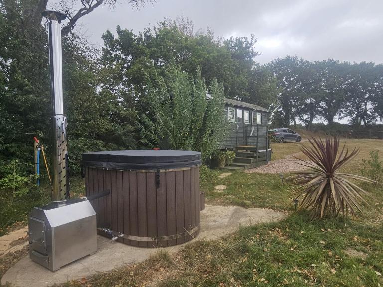 Cosy Off Grid Shepherds Hut with Wood Fired Hot Tub - Chambres d'hôtes Cheriton Bishop