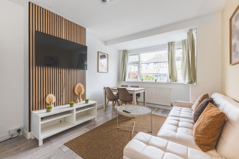 Spacious 4BR House • Sleeps 8 • Free Parking • Ideal for Contractors & Groups - Ferienwohnung London