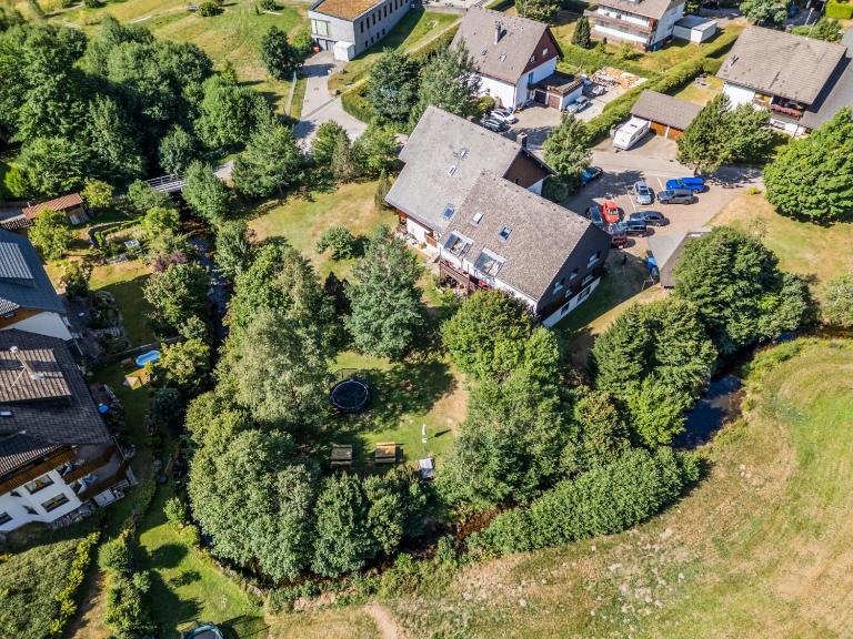 Großer Garten mit Grill,-Spiel und Sitzmöglichkeiten-umgeben von schöner Natur-Ferienhaus Albmatte - Chambres d'hôtes Sankt Blasien