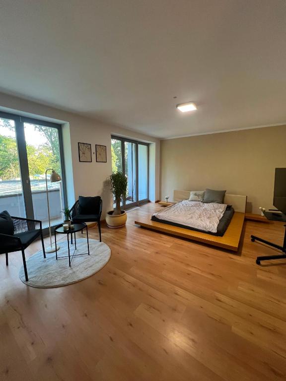 Separate Area mit Schlafzimmer und Badezimmer - Ferienwohnung Heroldsberg