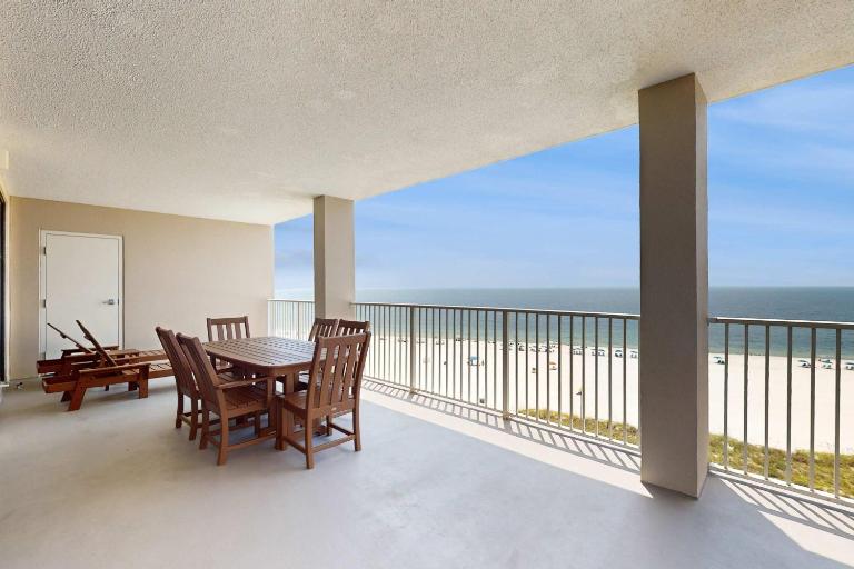 Gulf-Front Beach Condo with Balcony Shared Pool Hot Tub AC Views & Gym - Bed and Breakfast Orange Beach