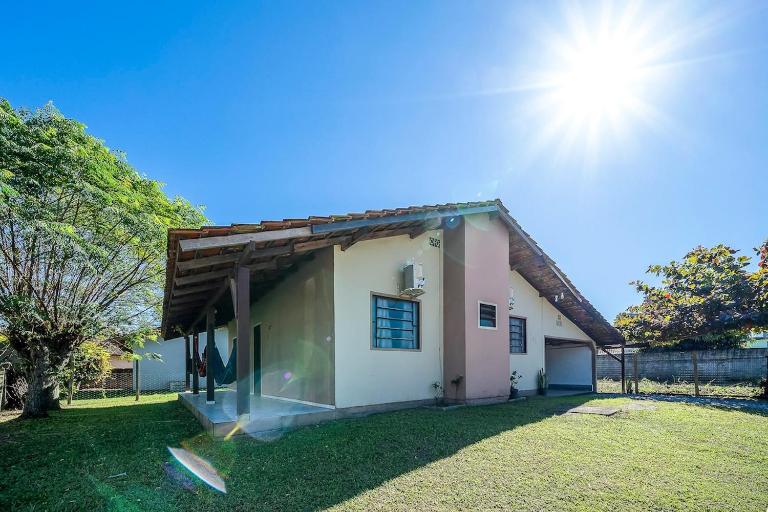 Casa completa para Familia e amigos com enxoval e varanda com churrasqueira e cozinha externa para ate 8 pessoas - Bed and Breakfast Porto Belo
