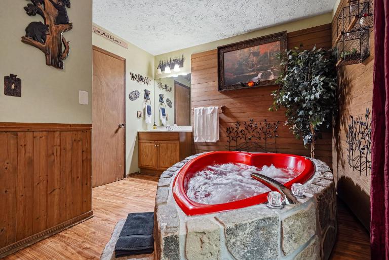 Bear Mountain Hollow-FREE Dollywood ticket- cozy cabin with a hot tub, arcade & deck close to town - B&B Pigeon Forge