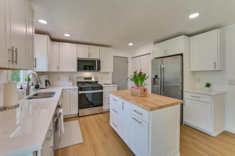 Bike to Lake Michigan! Updated Home in Charlevoix - B&B Charlevoix