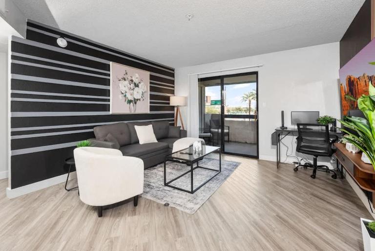 Chill 2BR Near ASU, Pool, Grill, Parking,Pet Frndly - B&B Tempe