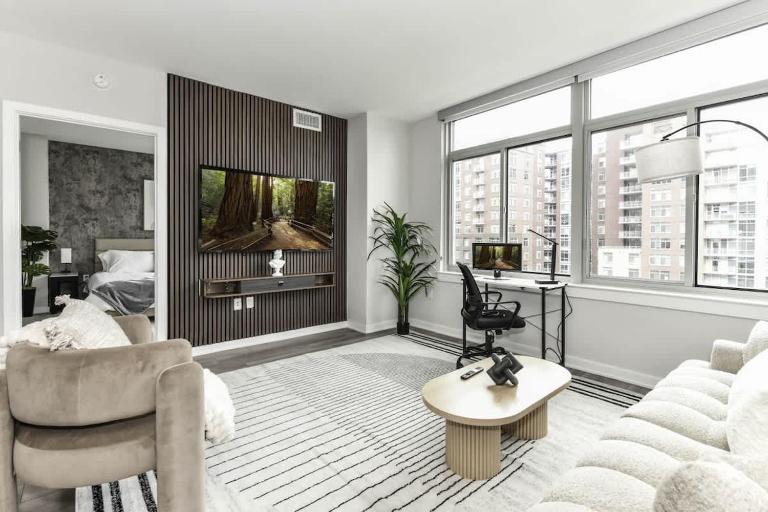Comfy 2BR Oasis with Scenic Rooftop & Gym - B&B Arlington