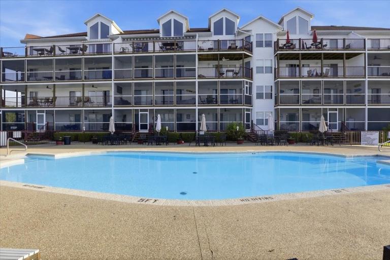 Lakefront on Big Niangua, 2 Heated Pools, Boat Slip, Fire Pit, & Big Views - B&B Camdenton