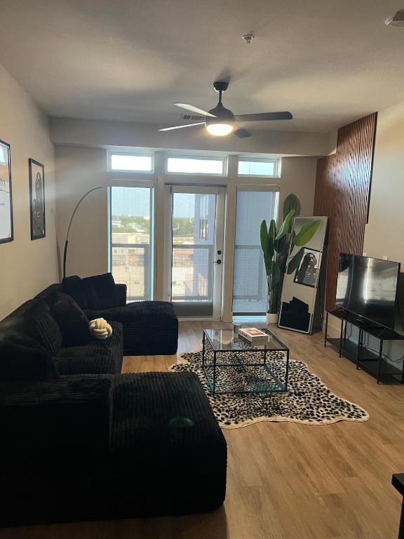 Walkable Dallas Oasis King Suite Free Parking - B&B Dallas