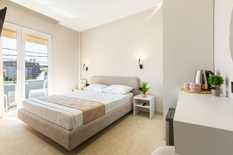 Lian Rooms 5 - Modern Double w Balcony --- BRAND NEW - Lungomare 3 min walk - B&B Vlorë