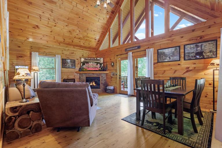 Awesome Escape Cabin - 2 King En Suites & Hot Tub - B&B Gatlinburg