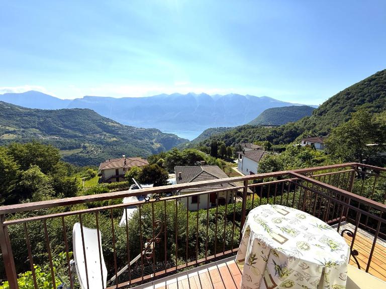 Appartamento Casa Ammura Balcony Lake View and Private Garden - Bed and Breakfast Tignale